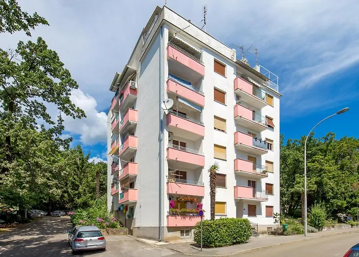 Rozi Opatija